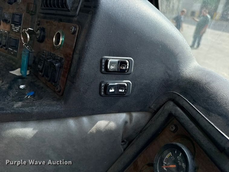 image for item EA1932 2014 Peterbilt 320 refuse truck