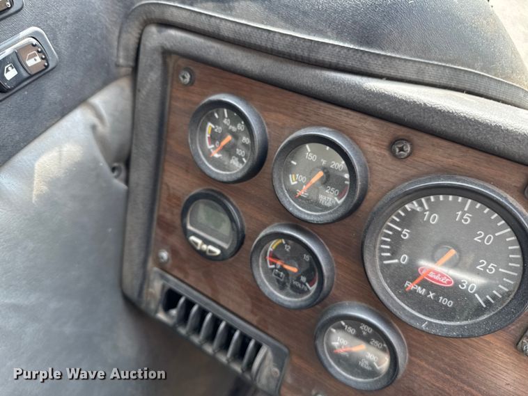 image for item EA1932 2014 Peterbilt 320 refuse truck