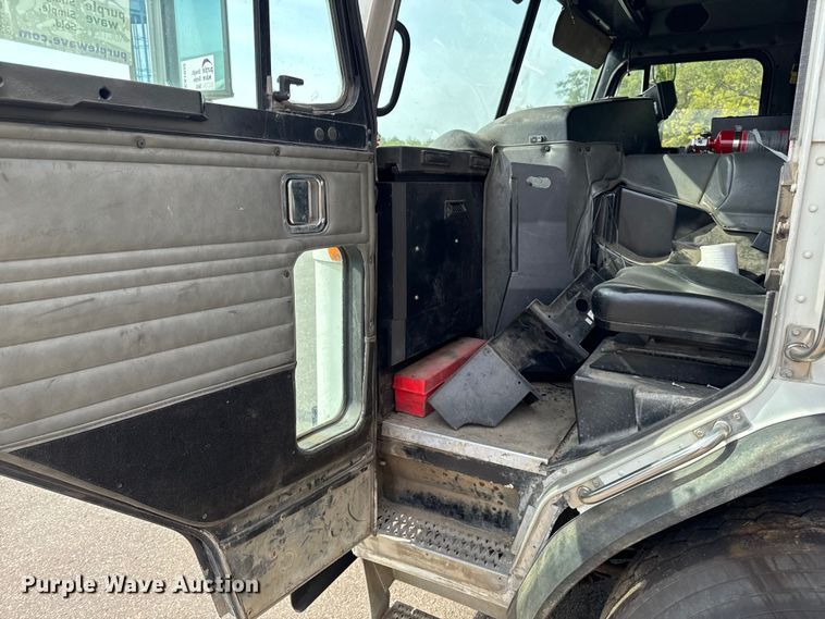 image for item EA1932 2014 Peterbilt 320 refuse truck