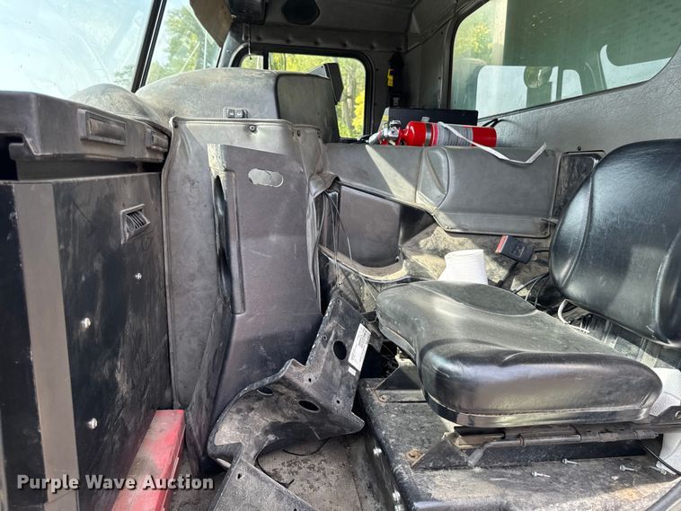 image for item EA1932 2014 Peterbilt 320 refuse truck