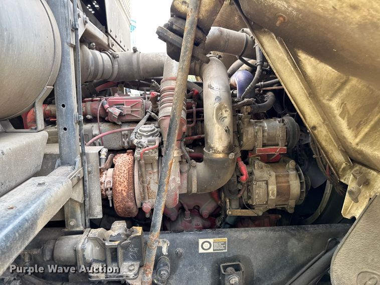 image for item EA1932 2014 Peterbilt 320 refuse truck