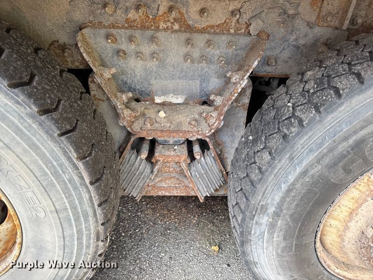 image for item EA1932 2014 Peterbilt 320 refuse truck