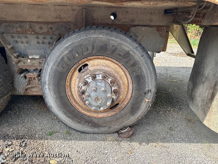 image for item EA1932 2014 Peterbilt 320 refuse truck