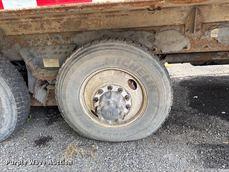 image for item EA1932 2014 Peterbilt 320 refuse truck