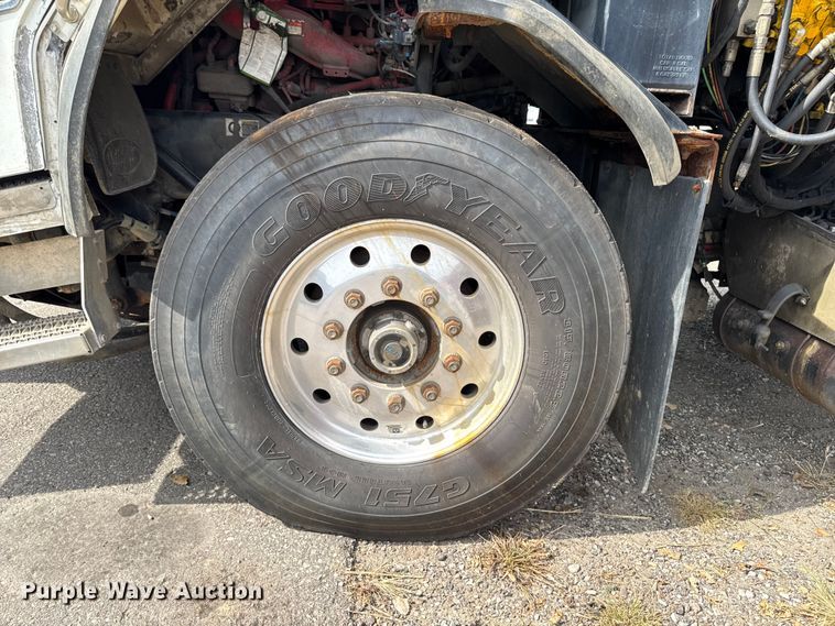 image for item EA1932 2014 Peterbilt 320 refuse truck