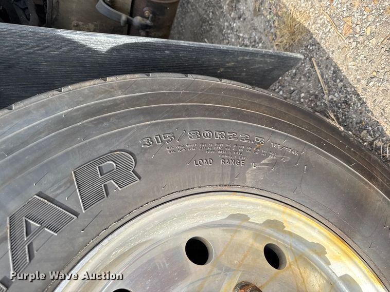 image for item EA1932 2014 Peterbilt 320 refuse truck