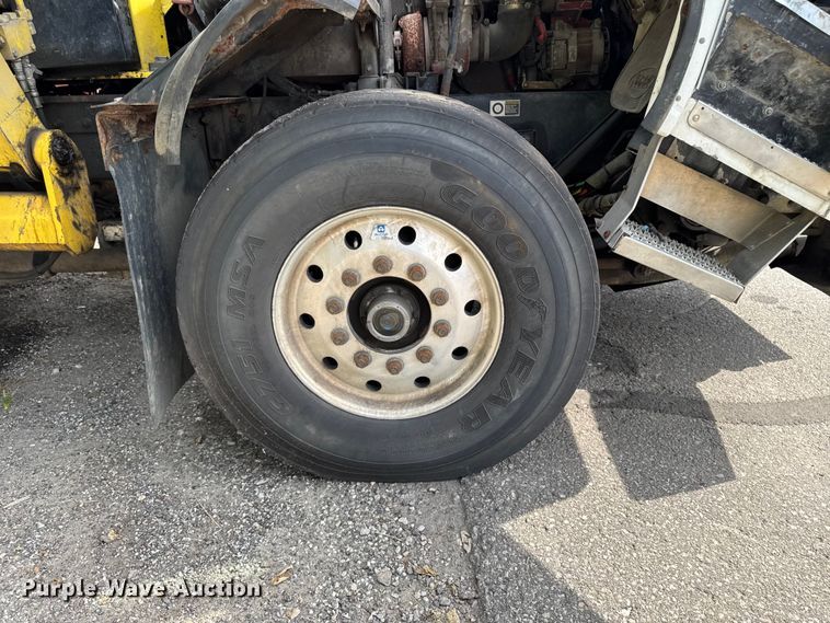 image for item EA1932 2014 Peterbilt 320 refuse truck