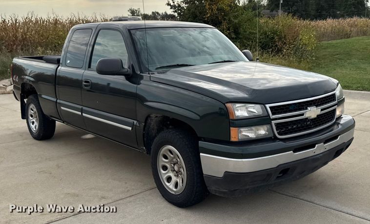 image for item EA1935 2006 Chevrolet Silverado 1500 Ext. Cab pickup truck