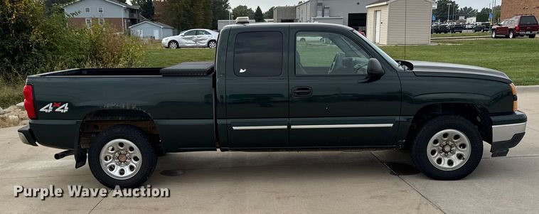image for item EA1935 2006 Chevrolet Silverado 1500 Ext. Cab pickup truck
