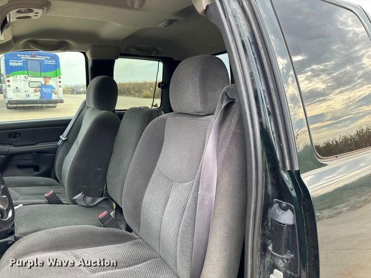 image for item EA1935 2006 Chevrolet Silverado 1500 Ext. Cab pickup truck