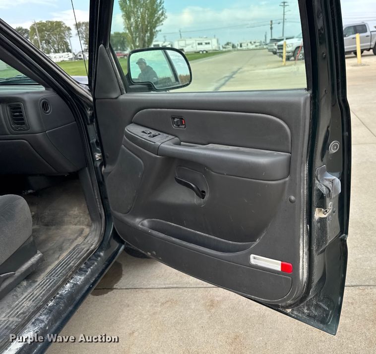 image for item EA1935 2006 Chevrolet Silverado 1500 Ext. Cab pickup truck