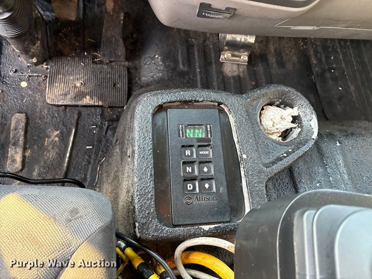 image for item EA7530 2011 UD UD3300 pothole patcher truck