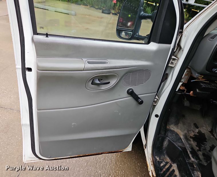 image for item EB8332 2007 Ford E250 van