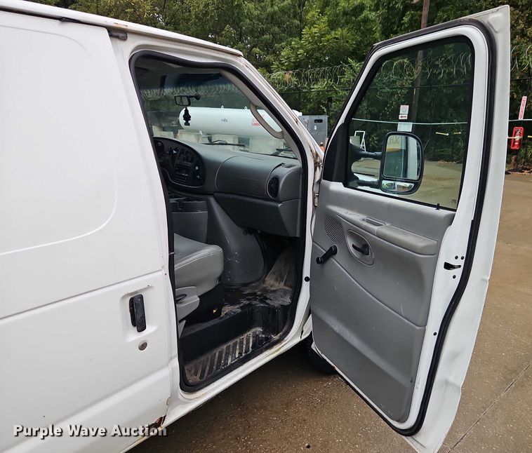 image for item EB8332 2007 Ford E250 van