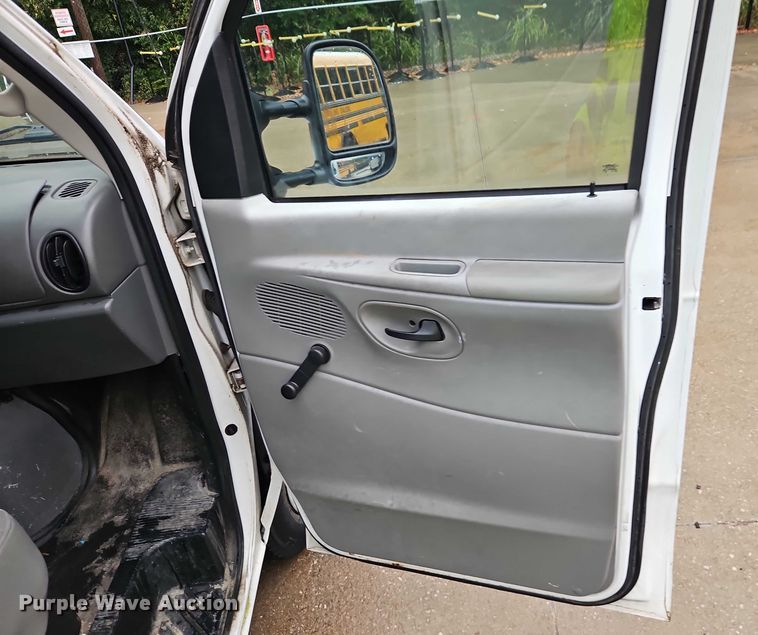 image for item EB8332 2007 Ford E250 van