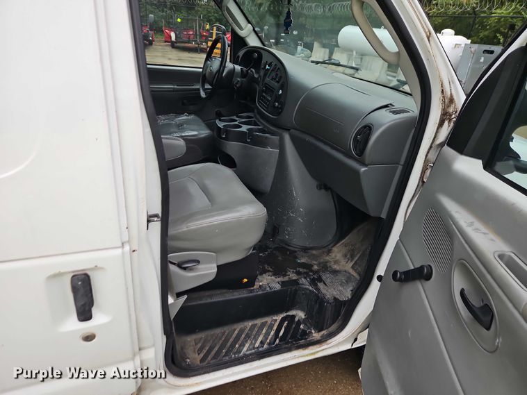 image for item EB8332 2007 Ford E250 van