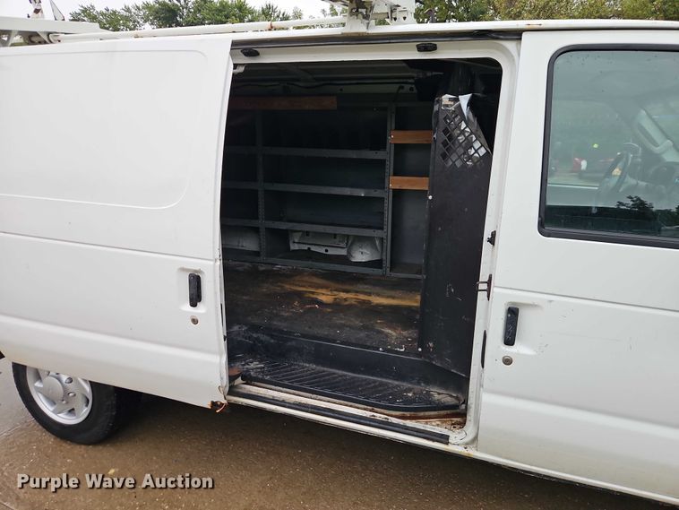 image for item EB8332 2007 Ford E250 van
