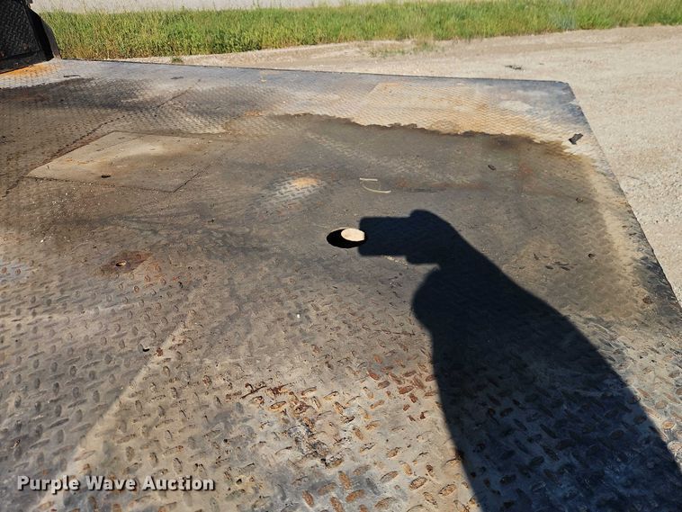 image for item EB8346 2002 Ford F350 Super Duty XL flatbed pickup truck