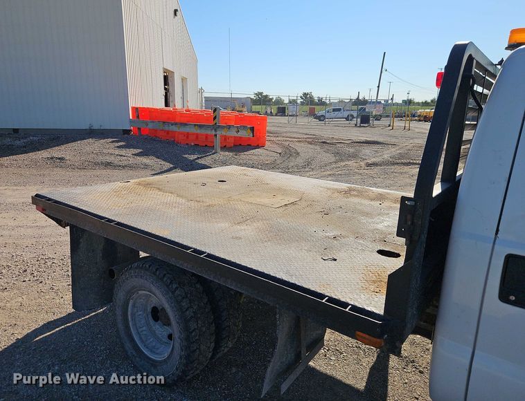 image for item EB8346 2002 Ford F350 Super Duty XL flatbed pickup truck