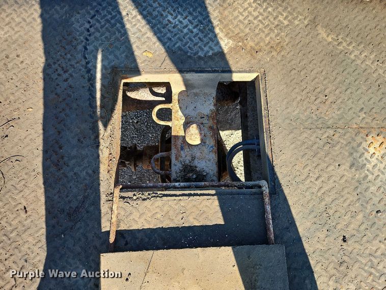 image for item EB8346 2002 Ford F350 Super Duty XL flatbed pickup truck