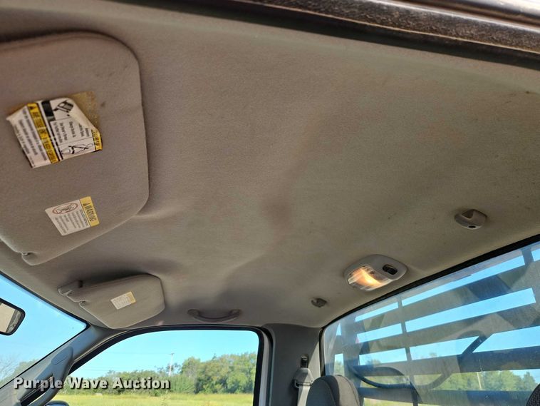 image for item EB8346 2002 Ford F350 Super Duty XL flatbed pickup truck