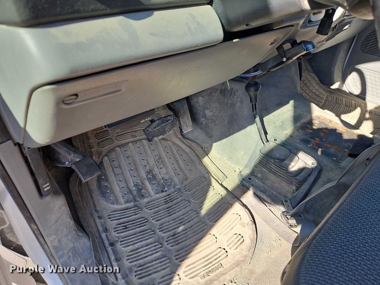 image for item EB8346 2002 Ford F350 Super Duty XL flatbed pickup truck