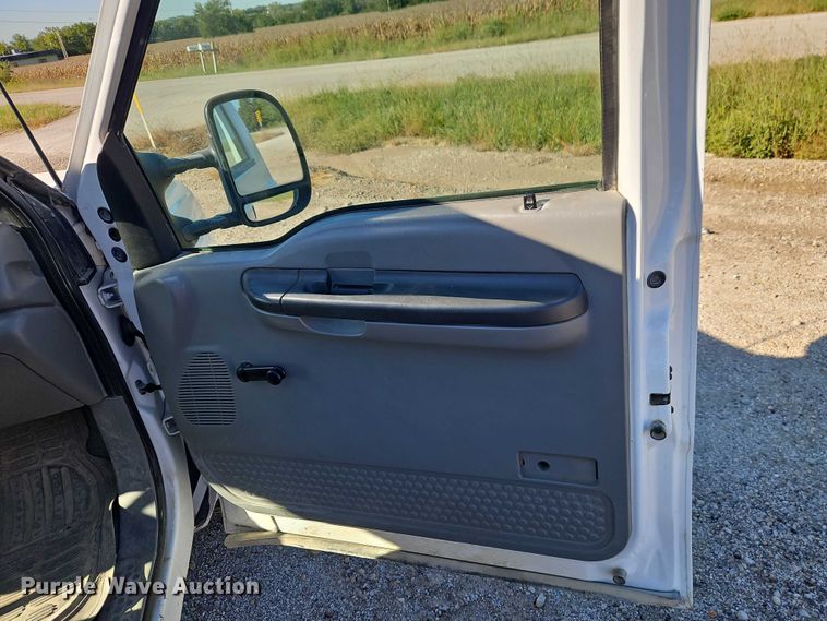 image for item EB8346 2002 Ford F350 Super Duty XL flatbed pickup truck