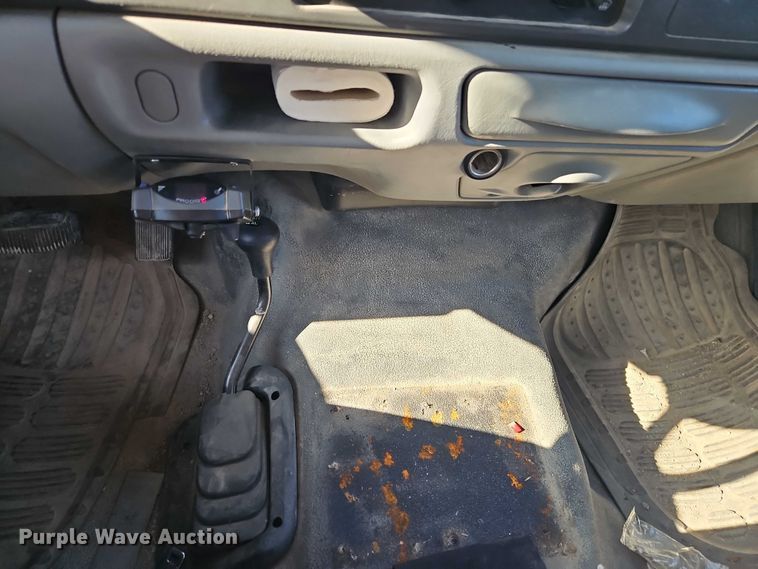 image for item EB8346 2002 Ford F350 Super Duty XL flatbed pickup truck