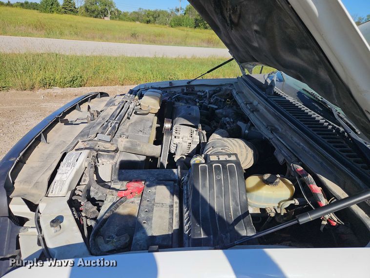 image for item EB8346 2002 Ford F350 Super Duty XL flatbed pickup truck