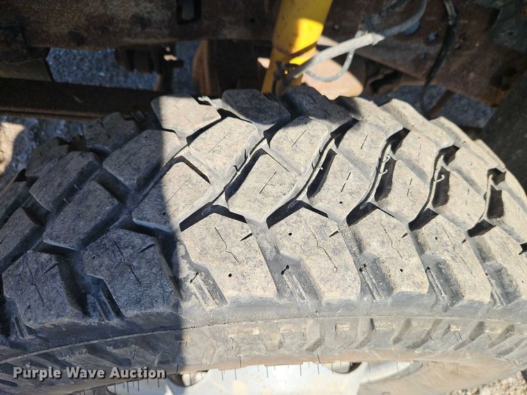 image for item EB8346 2002 Ford F350 Super Duty XL flatbed pickup truck