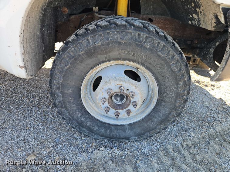 image for item EB8346 2002 Ford F350 Super Duty XL flatbed pickup truck