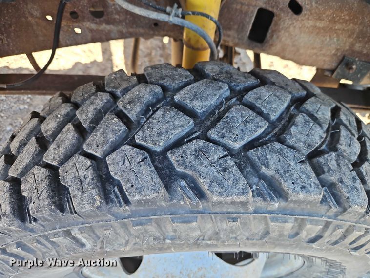 image for item EB8346 2002 Ford F350 Super Duty XL flatbed pickup truck