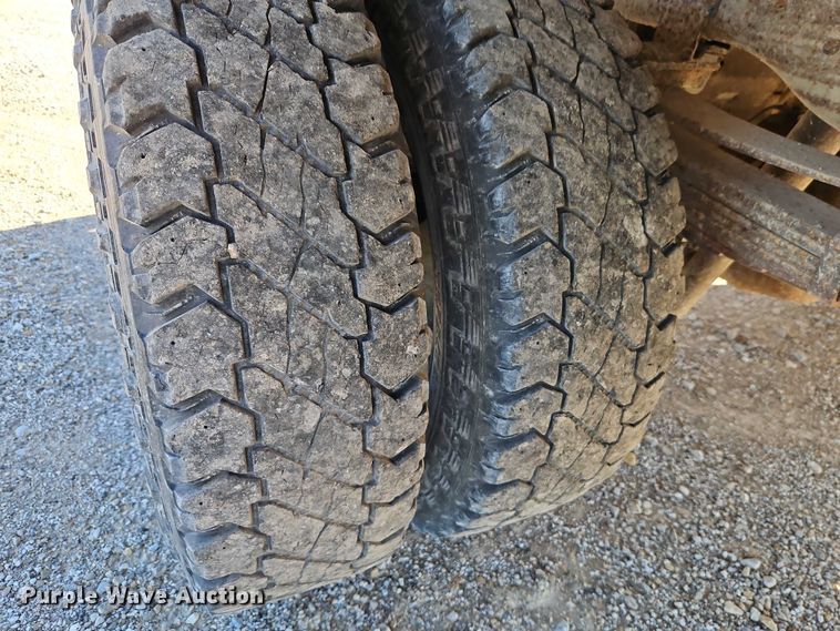 image for item EB8346 2002 Ford F350 Super Duty XL flatbed pickup truck