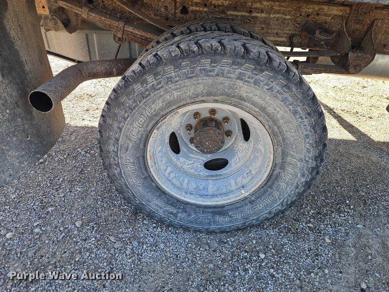 image for item EB8346 2002 Ford F350 Super Duty XL flatbed pickup truck