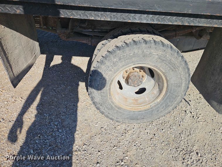 image for item EB8346 2002 Ford F350 Super Duty XL flatbed pickup truck