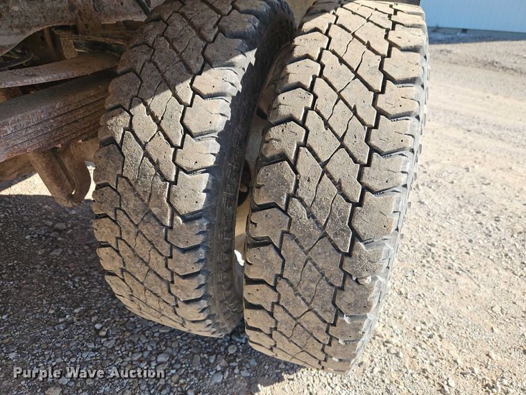 image for item EB8346 2002 Ford F350 Super Duty XL flatbed pickup truck