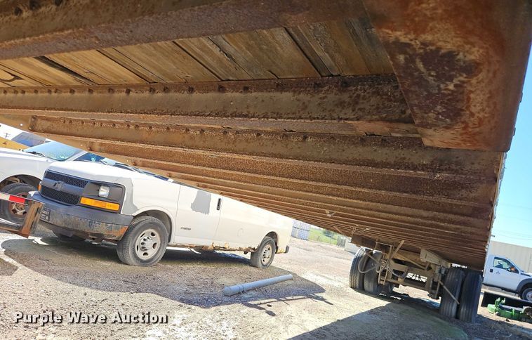 image for item EB8349 1974 Fruehauf FBZ9-F2-40 dry van trailer