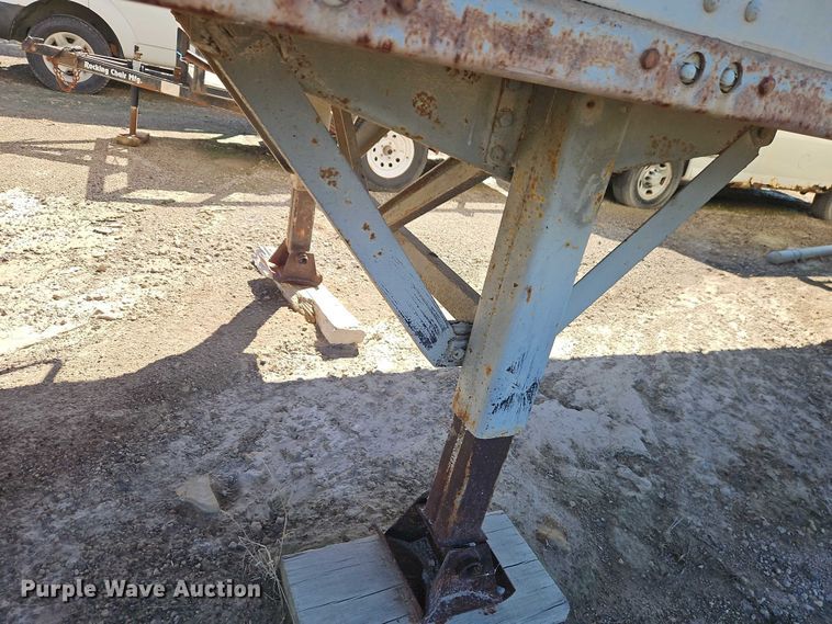 image for item EB8349 1974 Fruehauf FBZ9-F2-40 dry van trailer