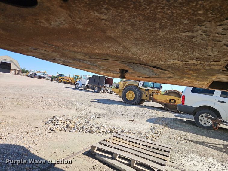 image for item EB8349 1974 Fruehauf FBZ9-F2-40 dry van trailer