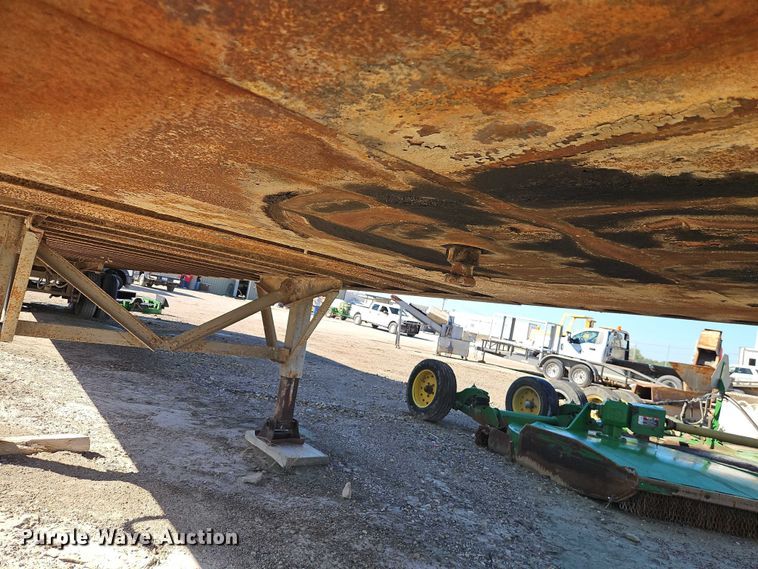 image for item EB8349 1974 Fruehauf FBZ9-F2-40 dry van trailer