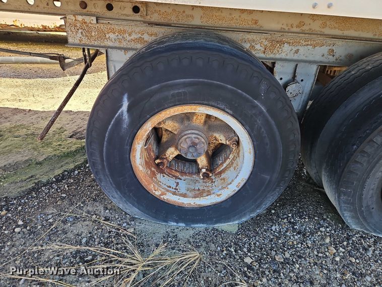 image for item EB8349 1974 Fruehauf FBZ9-F2-40 dry van trailer