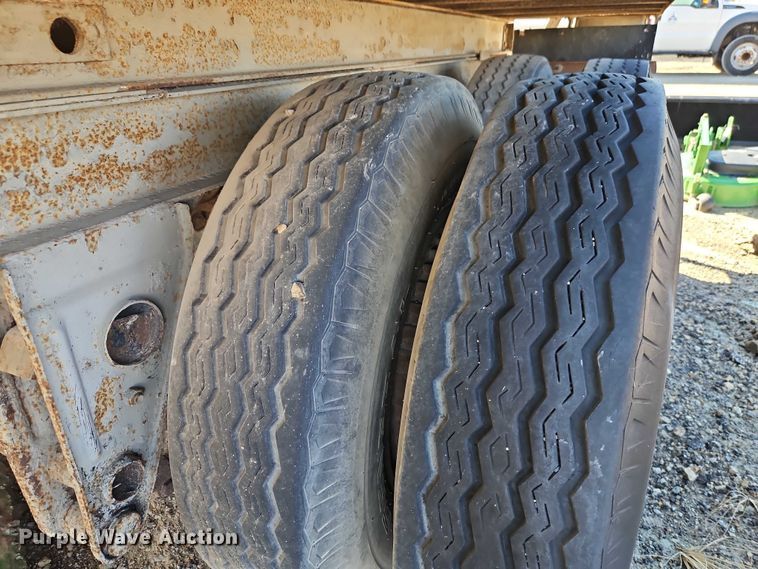 image for item EB8349 1974 Fruehauf FBZ9-F2-40 dry van trailer