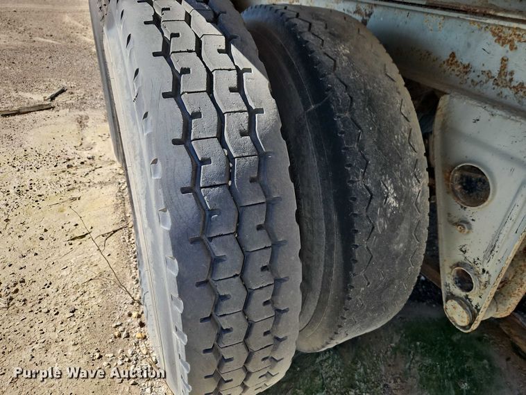 image for item EB8349 1974 Fruehauf FBZ9-F2-40 dry van trailer