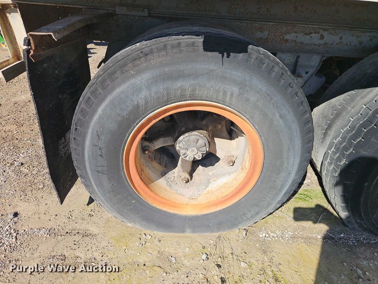 image for item EB8349 1974 Fruehauf FBZ9-F2-40 dry van trailer