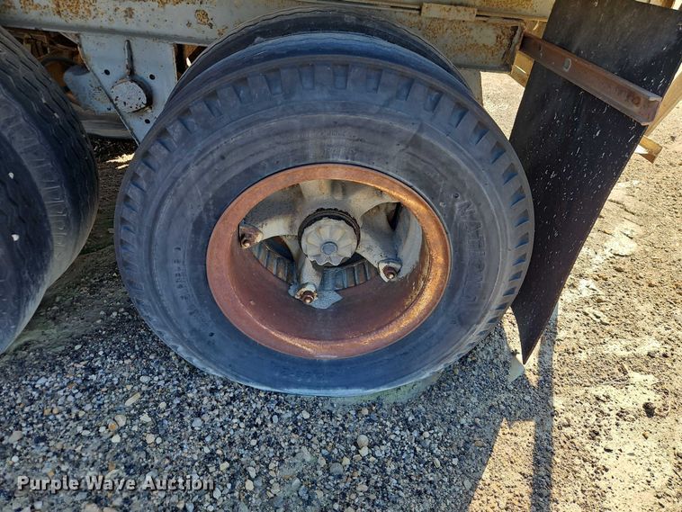 image for item EB8349 1974 Fruehauf FBZ9-F2-40 dry van trailer