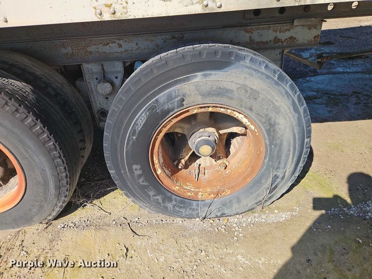 image for item EB8349 1974 Fruehauf FBZ9-F2-40 dry van trailer