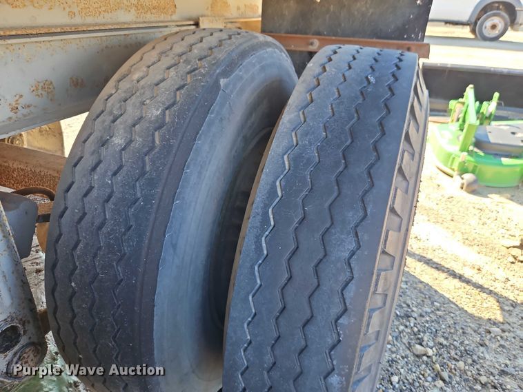 image for item EB8349 1974 Fruehauf FBZ9-F2-40 dry van trailer