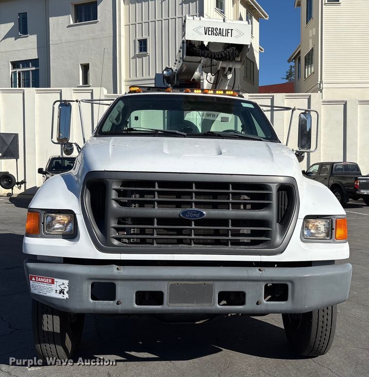 image for item EC8070 2001 Ford F650 Super Duty bucket truck