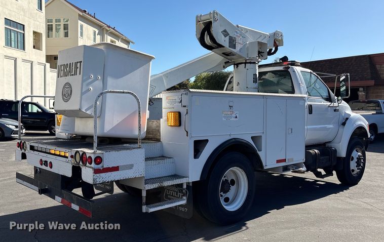 image for item EC8070 2001 Ford F650 Super Duty bucket truck