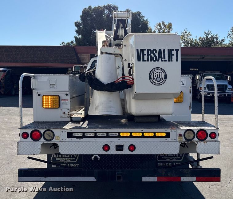 image for item EC8070 2001 Ford F650 Super Duty bucket truck